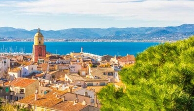 Helikopterilend Saint-Tropez’ lahe kohal
