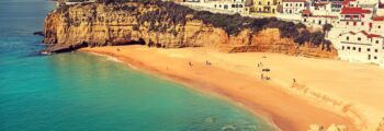 Vue côtière avec maisons colorées sur falaises.