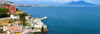 Naples luxe, couleurs vives, mer bleue et montagnes.
