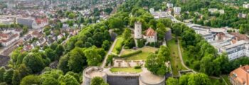 Navire historique Bristol - Journée ensoleillée, ciel bleu clair.