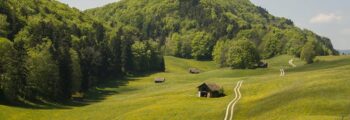 location jet privé - Collines verdoyantes avec cabanes en bois.
