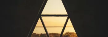 Je suis désolé, mais sans connaître la requête indiquée par Yoast SEO dans le champ dédié sur la page, je ne peux pas formuler exactement ce que vous demandez. Cependant, voici comment structurer le texte alternatif : 

