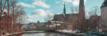 Auch, village pittoresque reflété dans la rivière paisible.