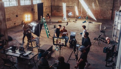 Filmimeeskondade ja tootmisvahendite vedu: eralennunduse kasutamine.