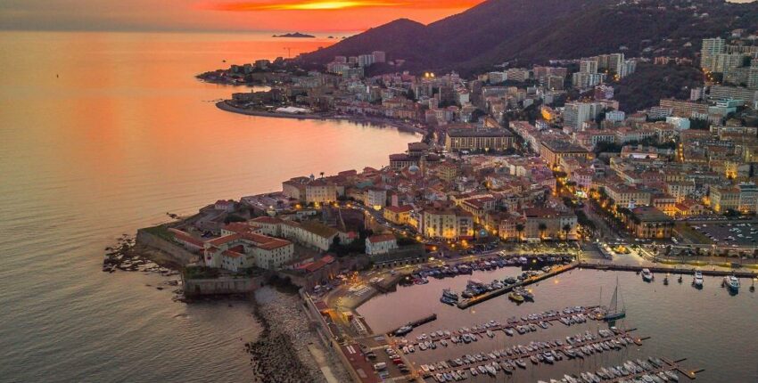 Saint-Tropez - Ajaccio : eralennuki rentimine