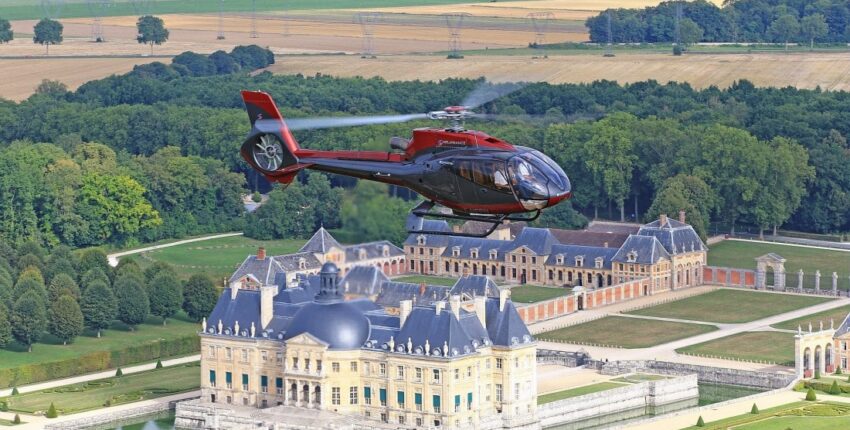 Helikopterilend Château De Vaux-Le-Vicomte'i kohal